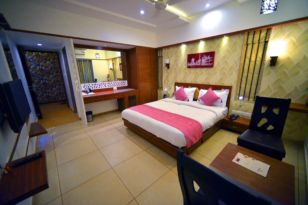 The Grand Imperial Hotel Morbi Bagian luar foto