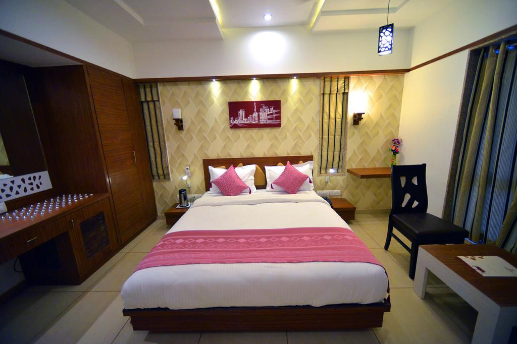 The Grand Imperial Hotel Morbi Bagian luar foto